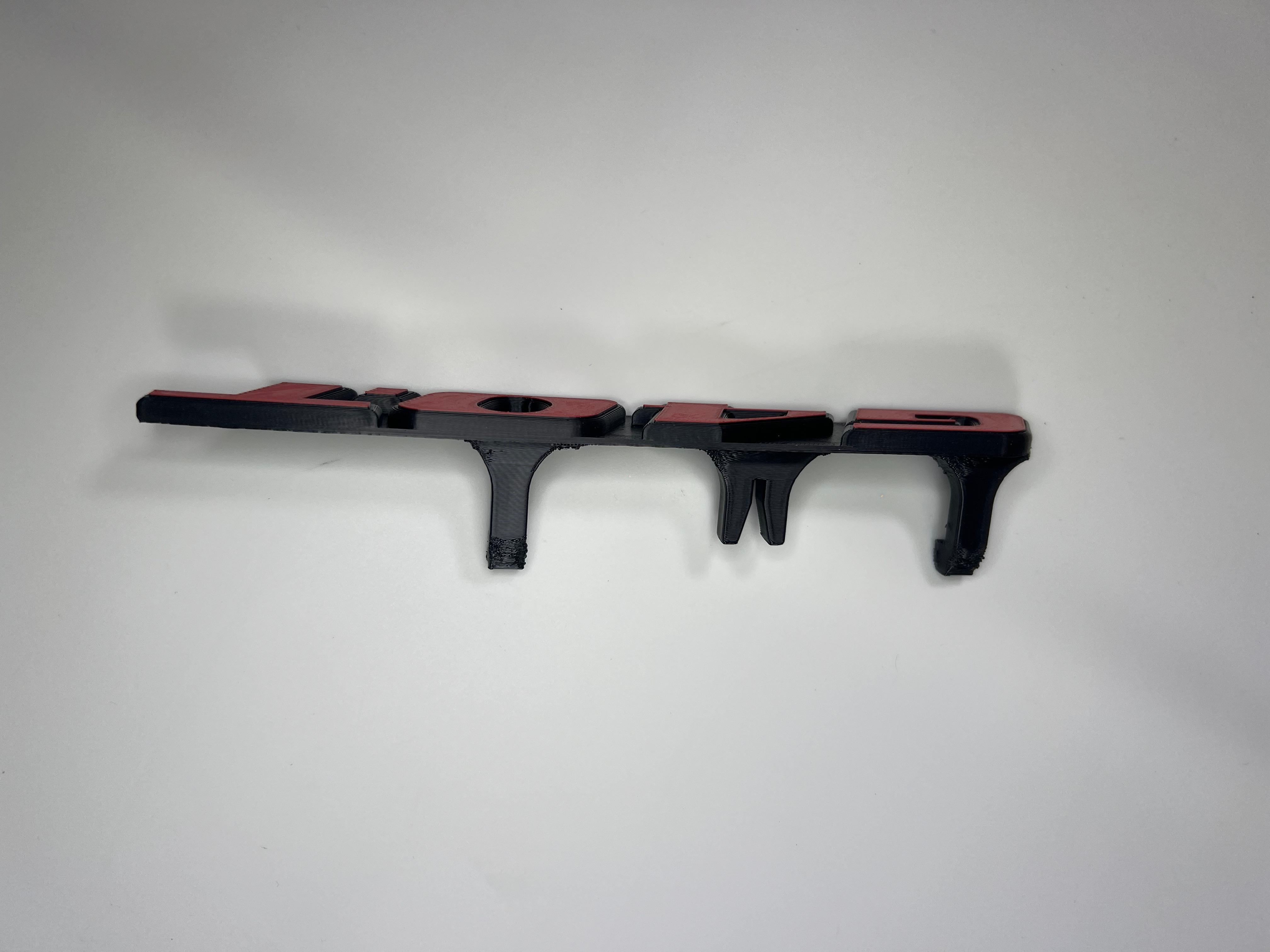 Emblem G40T in der Farbe Rot und Schwarz aus Kunststoff für den Kühlergrill