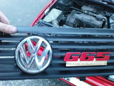 Emblem für den G65 Kühlergrill aus Aluminium mit Werbung