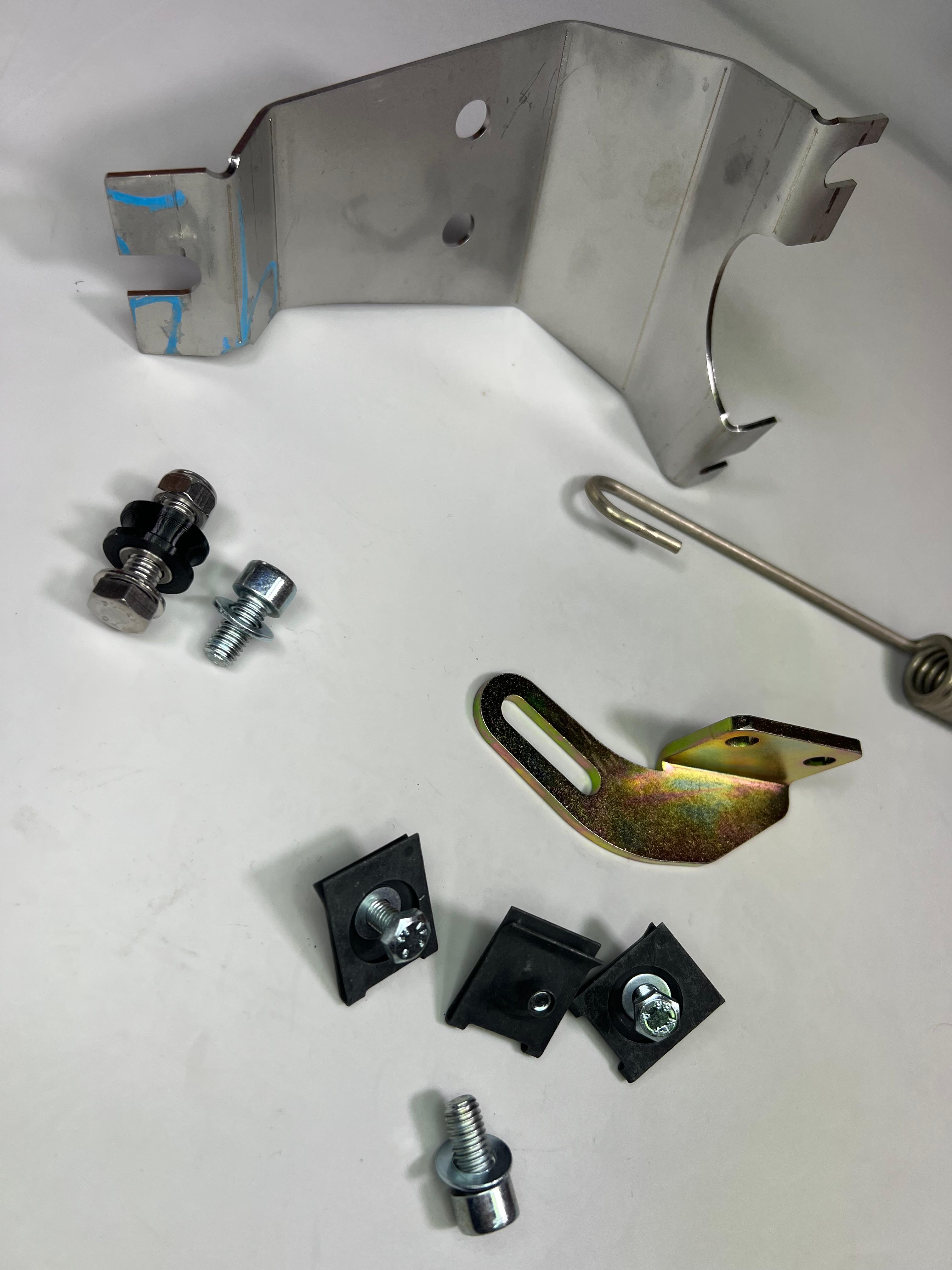 Das Halteblech aus Edelstahl für den Bremskraftregler Achslastregler  mit Feder und Anbauteilen