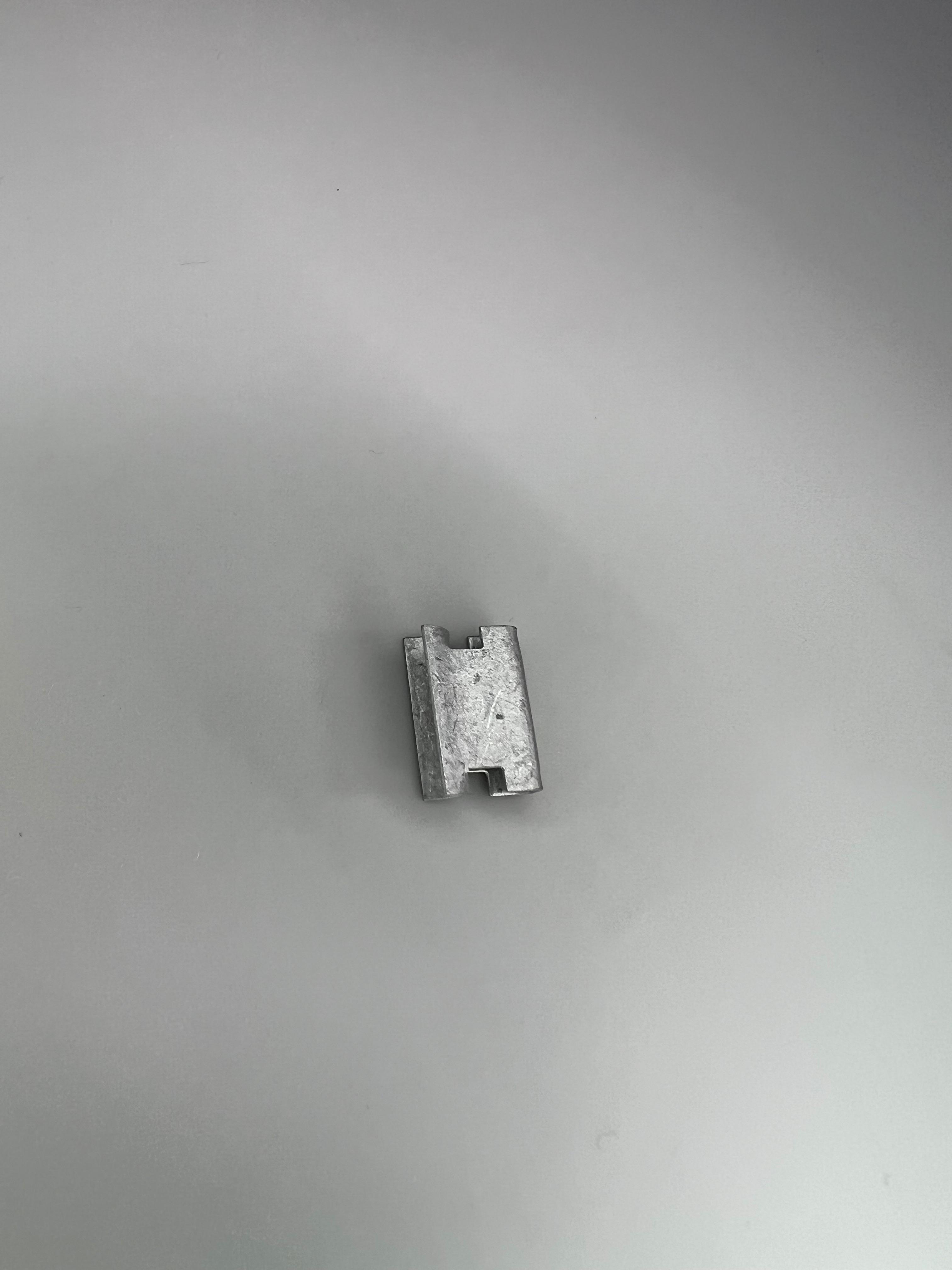 Klammer für die Wasserkastenabdeckung Windlauf Polo 86C