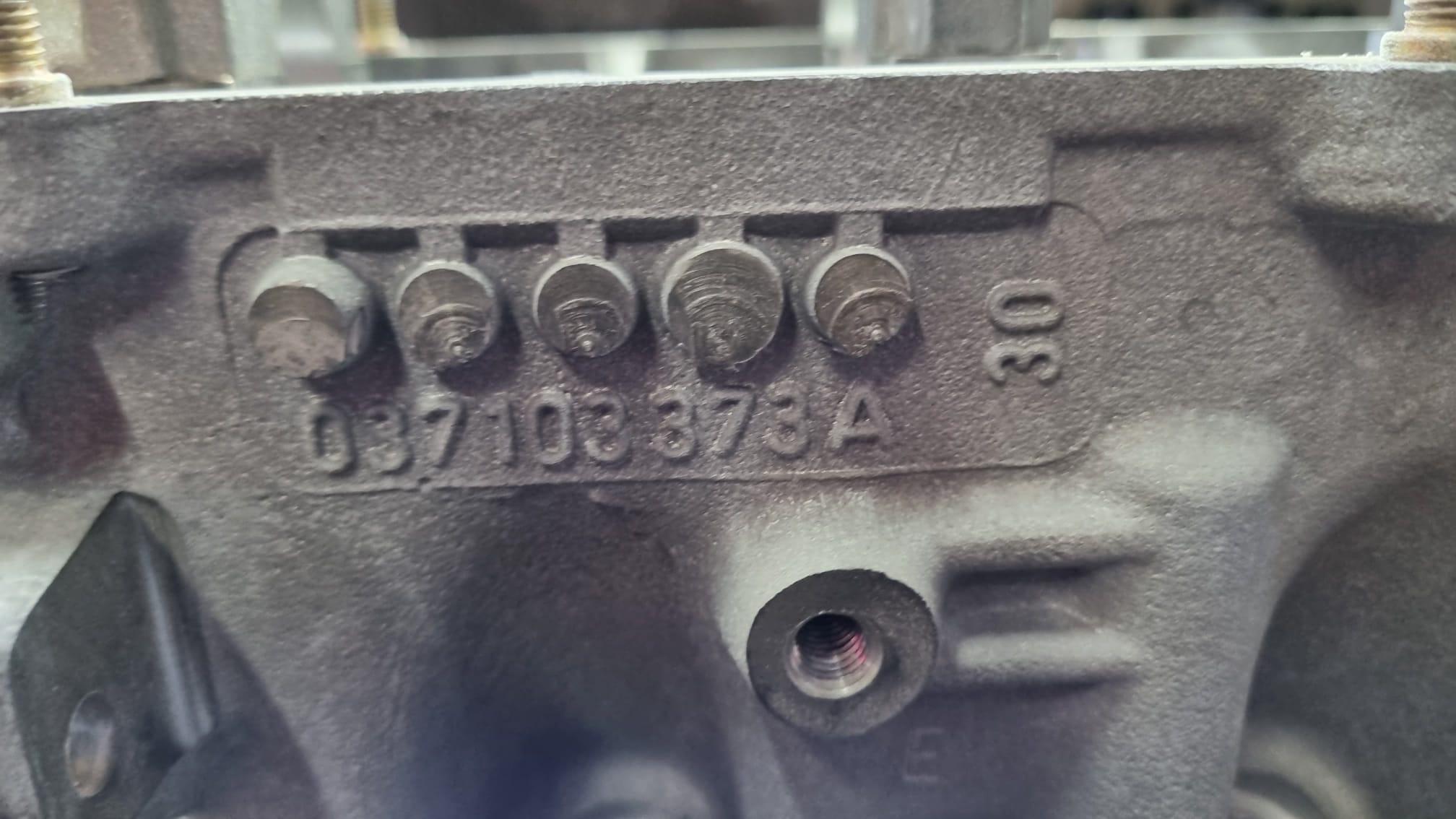 G60 original und neuer Zylinderkopf 037 103 373 A mit Ventilen und Hydrostößel