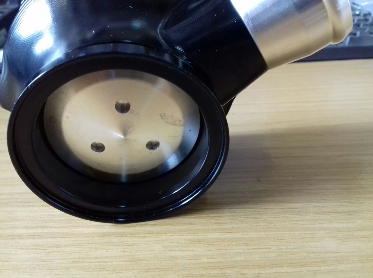 Blow Off Ventil von Tial geschlossen in schwarz mit Aluminium Flansch