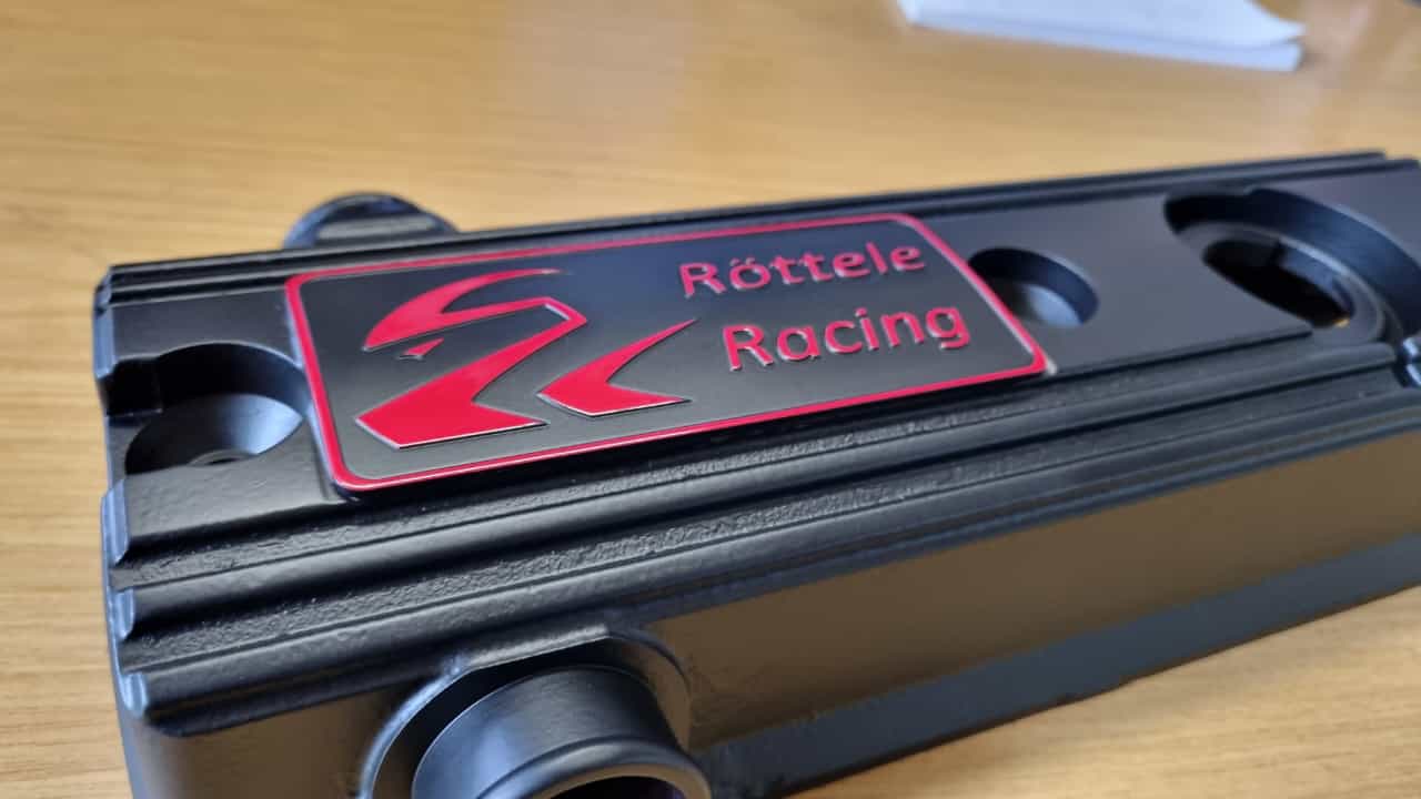 Ventildeckel Polo G40 mit unserem Logo in den Farben Blau, Rot und Gelb Röttele Racing