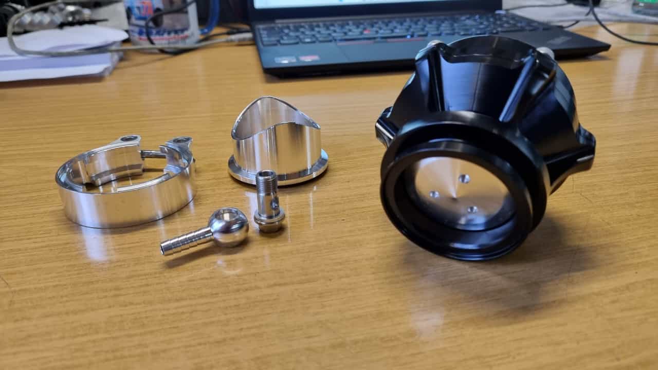 Blow Off Ventil von Tial offen in schwarz mit Aluminium Flansch