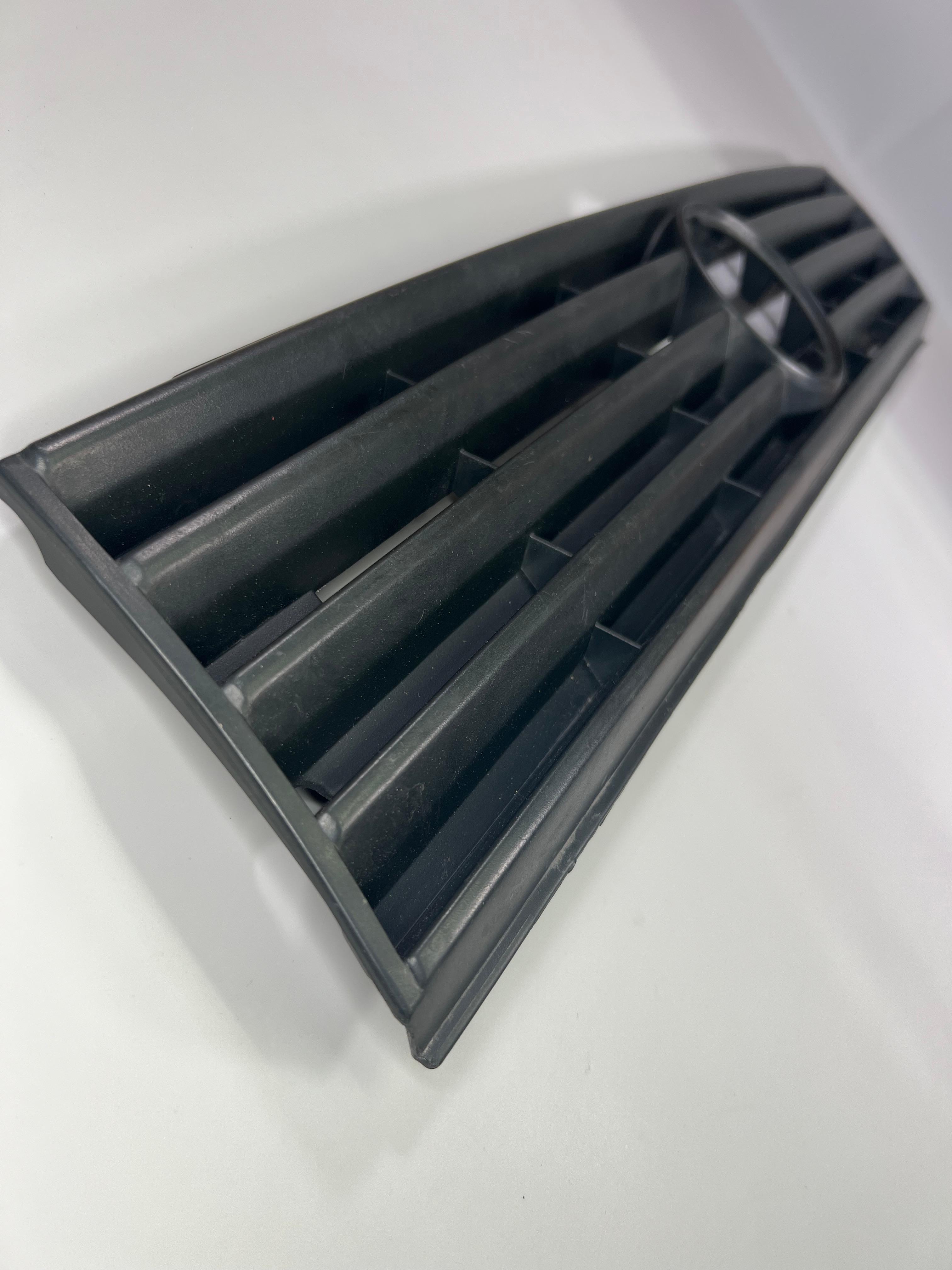 Kühlergrill Polo III G40 mit der original Teilenummer : 867 853 653 G