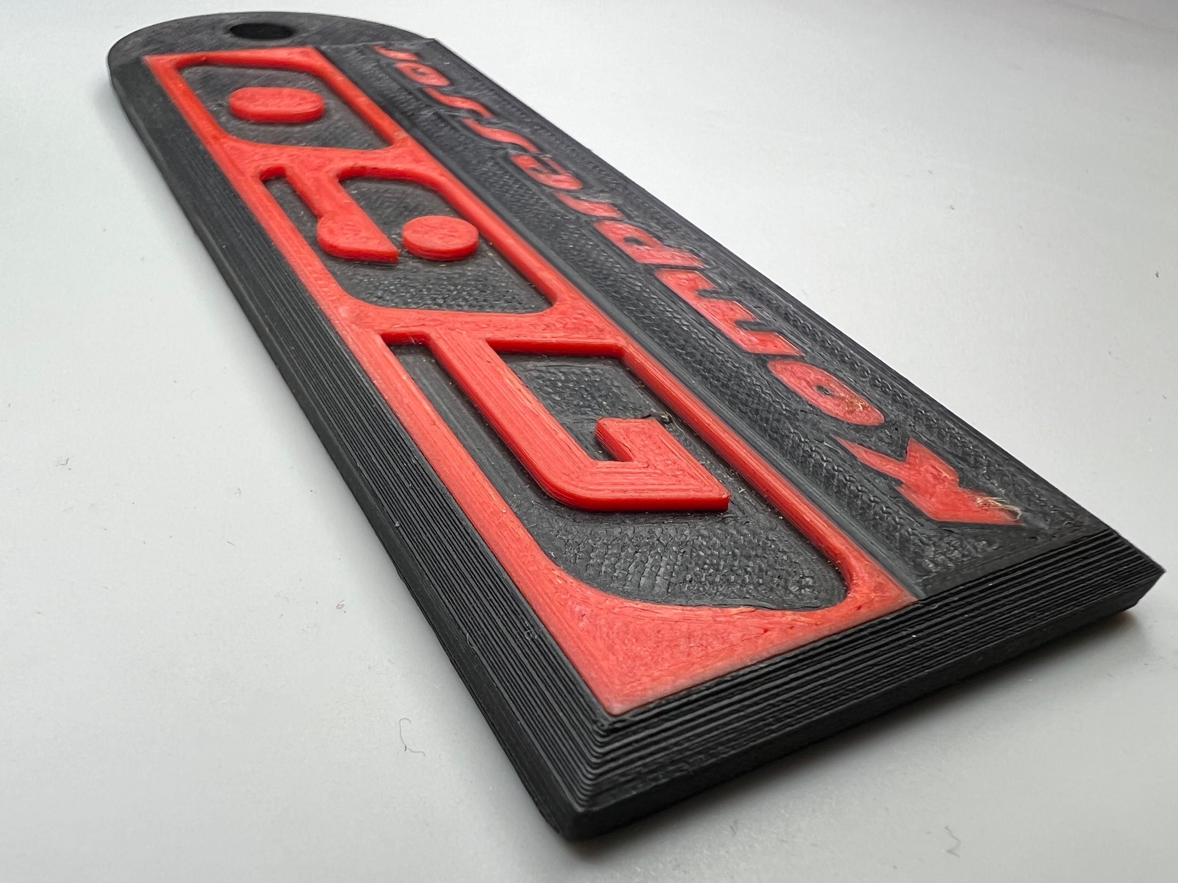 Emblem G60 Kompressor in der Farbe Rot und Schwarz aus Kunststoff