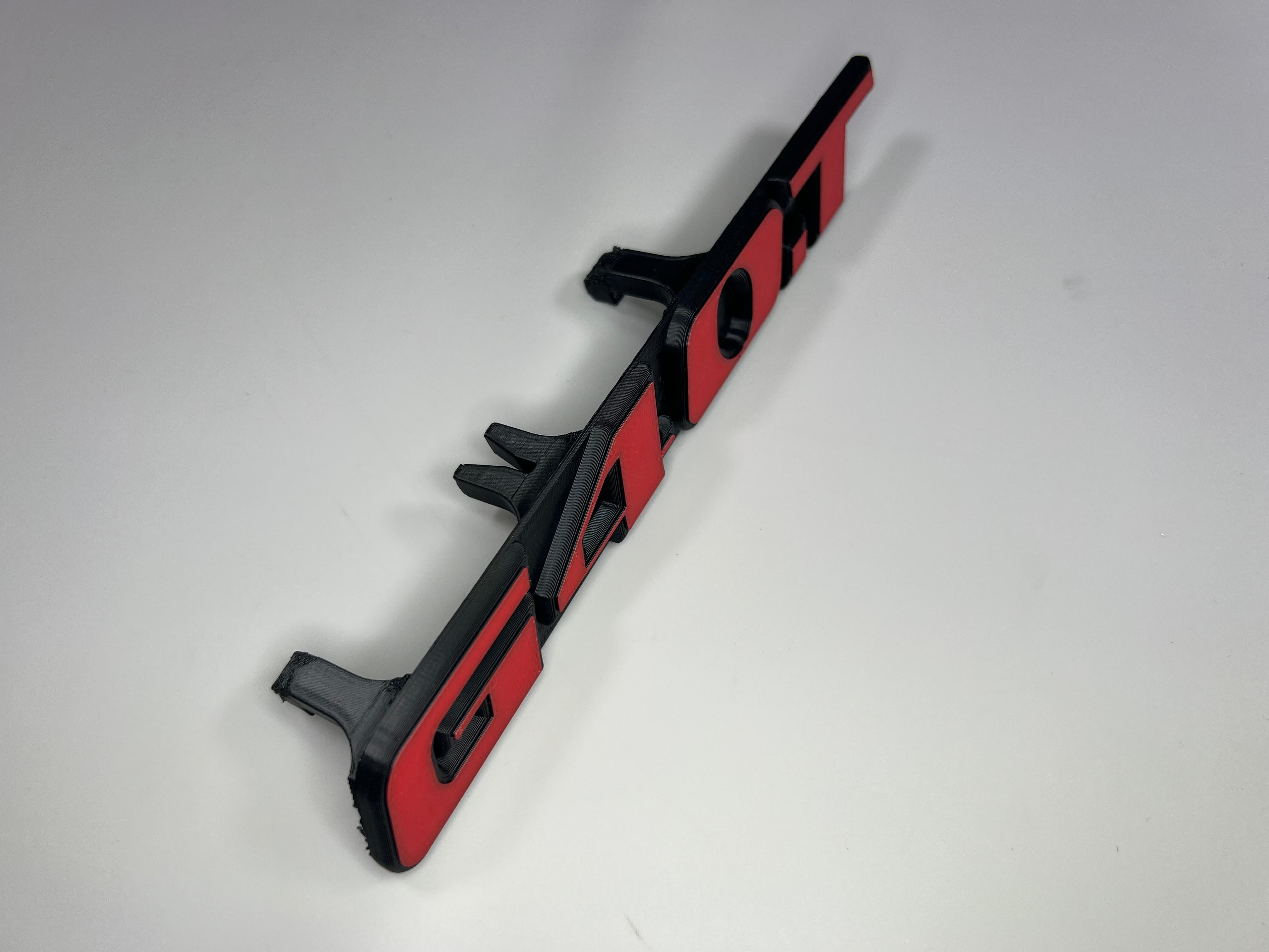 Emblem G40T in der Farbe Rot und Schwarz aus Kunststoff für den Kühlergrill