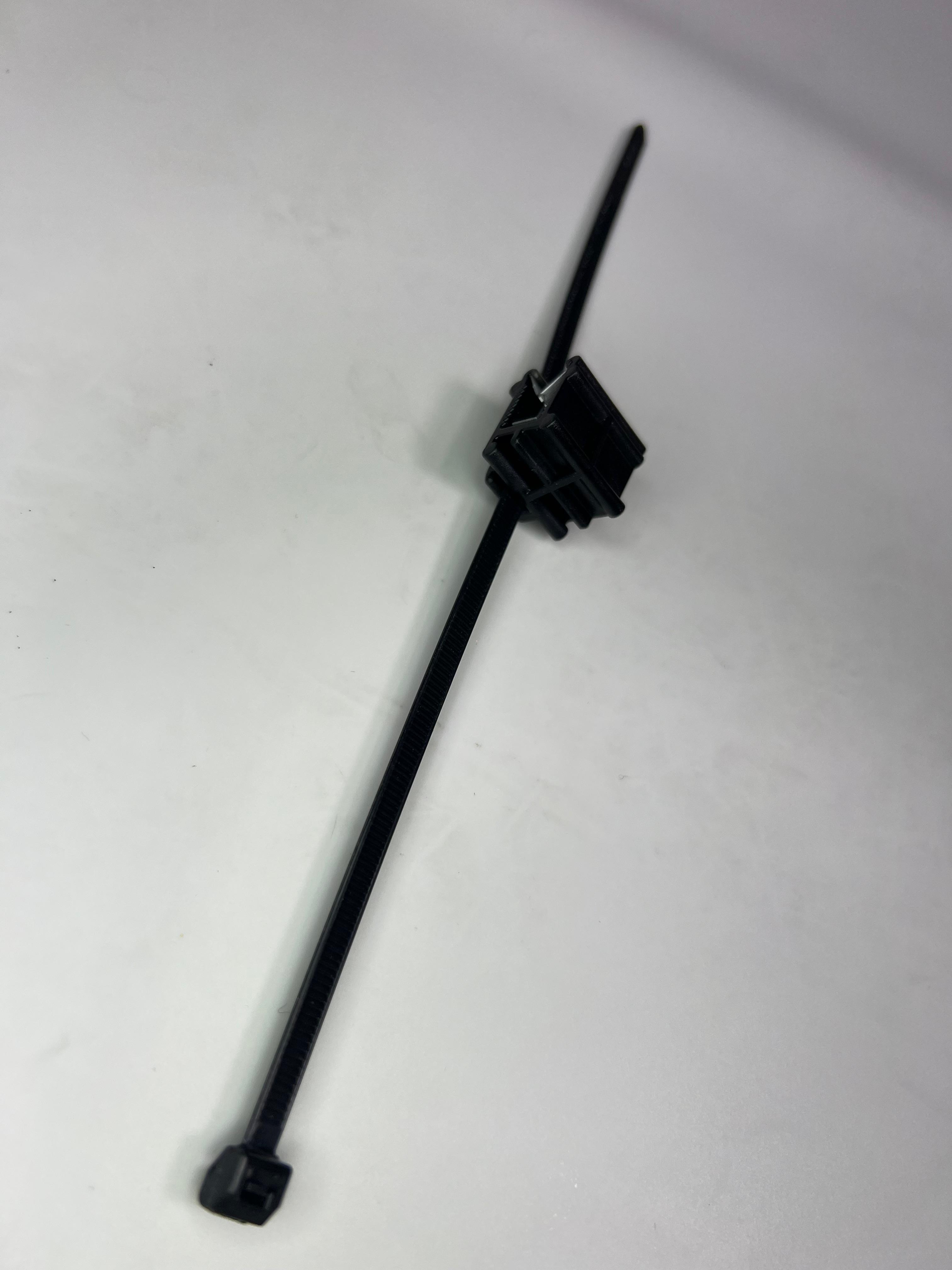 Kabelbinder mit Halteklammer für das Handbremsseil Polo 86c