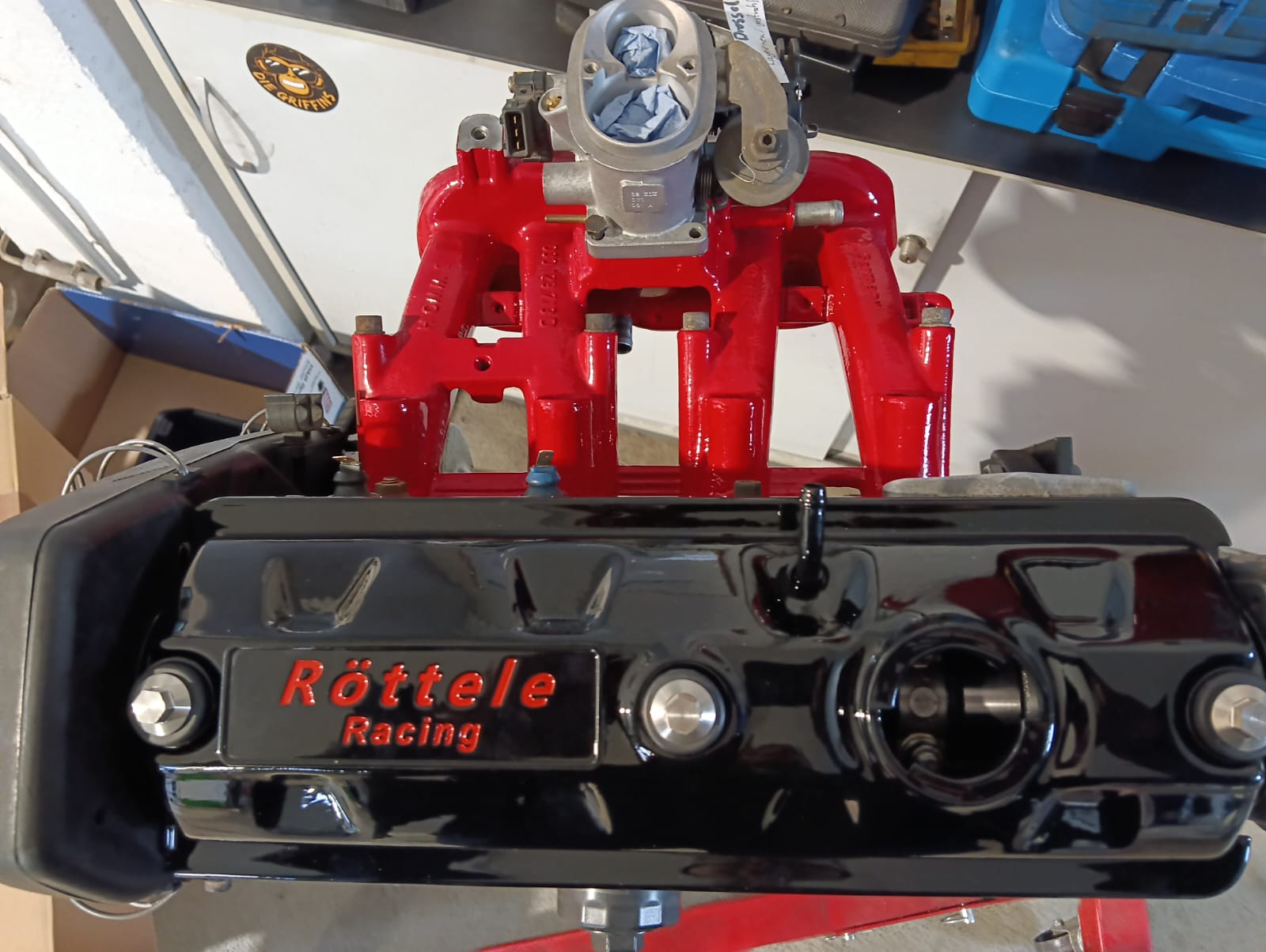 Ventildeckel Polo Hydrostößelmotor mit 3F Motor und unserem Logo in den Farben Blau, Rot und Gelb