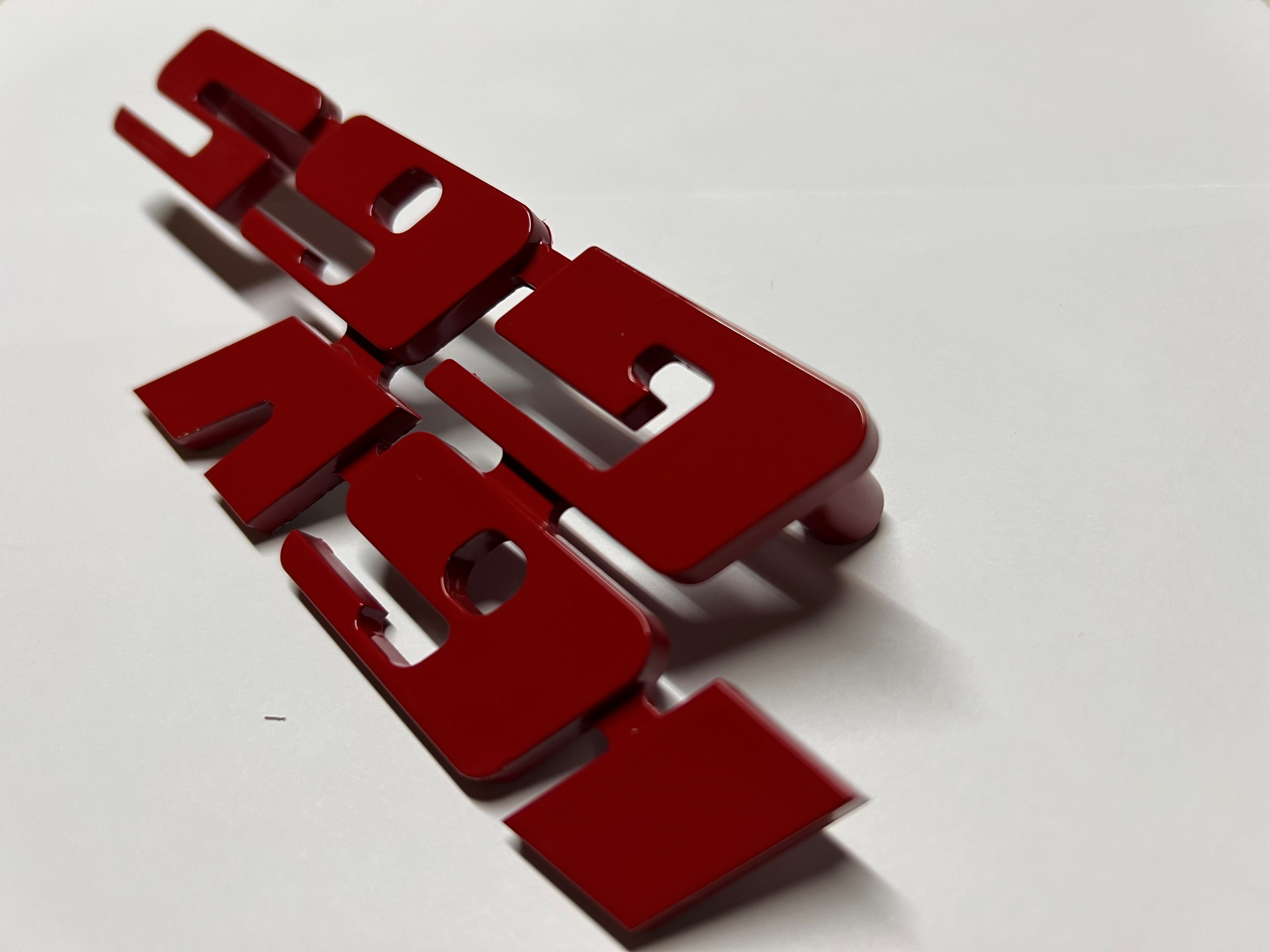 Emblem für den 16VG65 Kühlergrill aus Aluminium