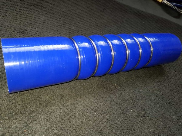 Polo G40 Ladedruckschlauch (ID 55mm, lang) vom Lader zum Ladeluftkühler, blau gewellt