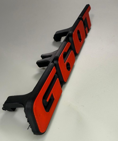 Emblem G60T in der Farbe Rot und Schwarz aus Kunststoff für den Kühlergrill