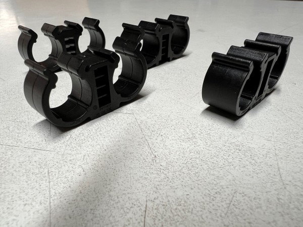 Halterung für den Unterboden für die Kraftstoffleitung von der Kraftstoffpumpe bis zu Motor