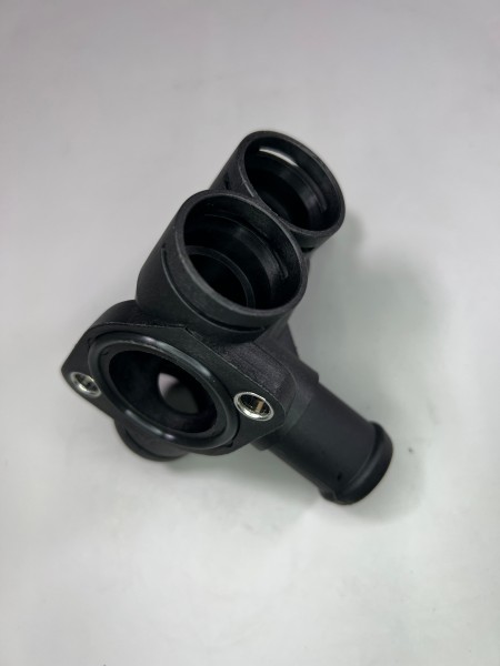 Wasserflansch aus Kunststoff vorne am Zylinderkopf am G60 Motor
