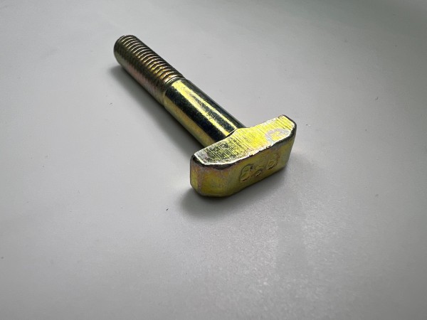 Hammerschraube M 6x35 für G60 zwischen Zahnriemenschutzunterteil und Wasserpumpe