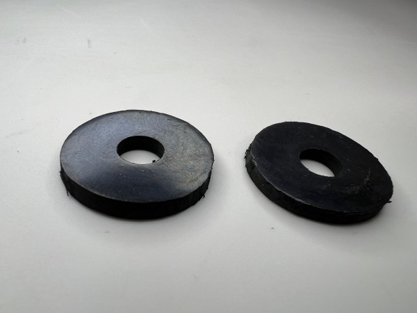 Unterlage Gummi zwischen Wasserkühler unten und Abschlussblech Polo G40 