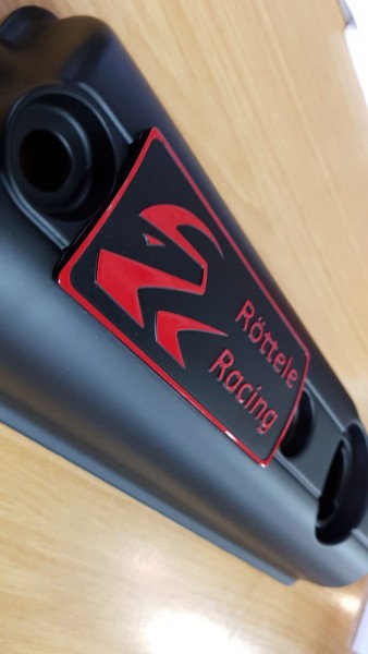 Ventildeckel Polo Hydrostößelmotor mit unserem Logo in den Farben Blau, Rot und Gelb Röttele Racing