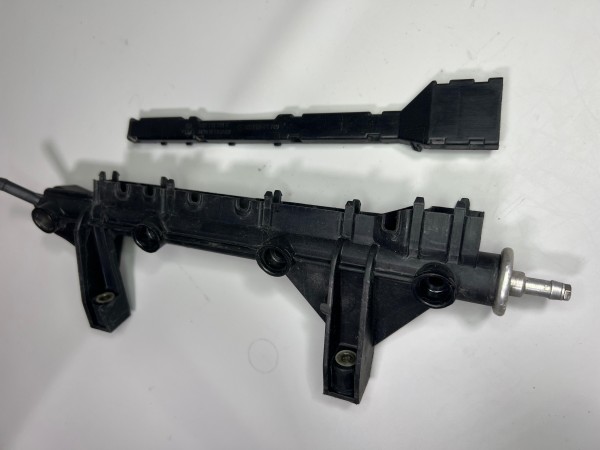 Kraftstoffverteilerrohr Polo G40 aus Kunststoff original Teilenummer : 030 133 321 G 