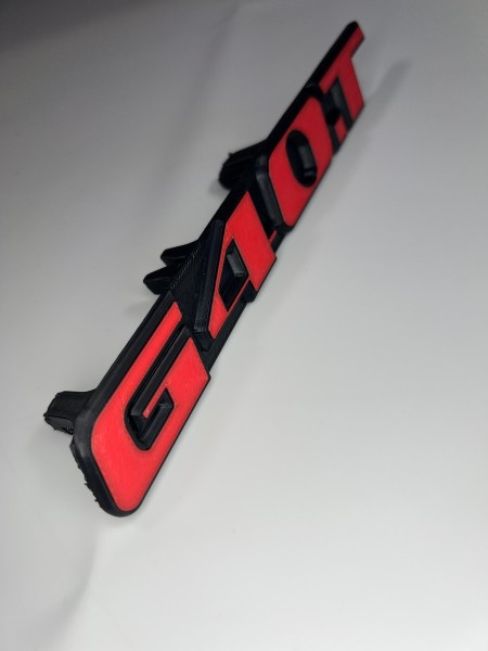 Emblem G40T in der Farbe Rot und Schwarz aus Kunststoff für den Kühlergrill