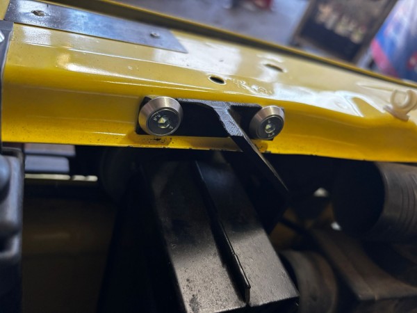 Senkkopfschraube M6 mit passender Unterlegscheibe zur Aufwertung des Motorraums und der Karosserie 