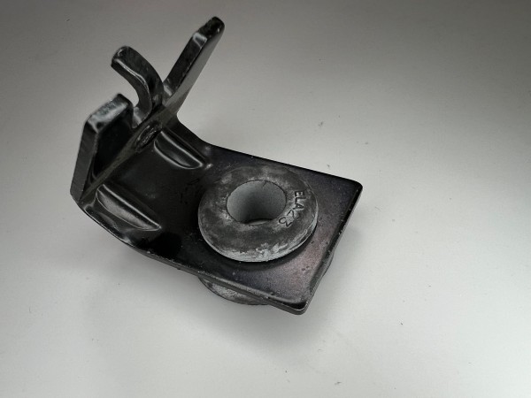 Halter oben mit dem Gummi für den original Ladeluftkühler zur befestigung am Abschlussblech für Pol