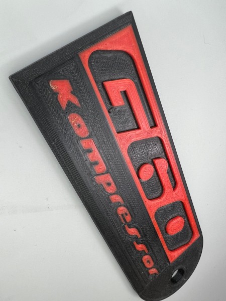 Emblem G60 Kompressor in der Farbe Rot und Schwarz aus Kunststoff 