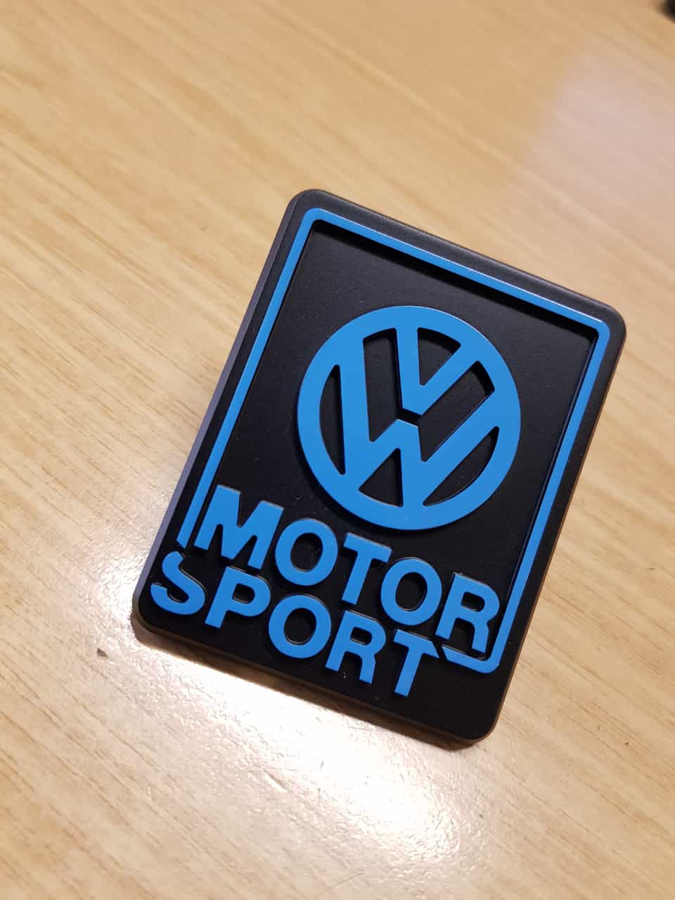 Kühlergrill Emblem VW-Motorsport Limited Edition aus Aluminium Farbe  schwarz und blau von Röttele Racing