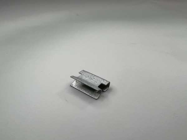 Klammer für die Wasserkastenabdeckung Windlauf Polo 86C 