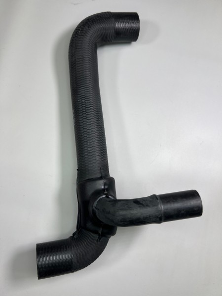 Kühlwasserschlauch Golf Passat Corrado G60 in der Farbe schwarz Original Teilenummer : 037 121 053 C 
