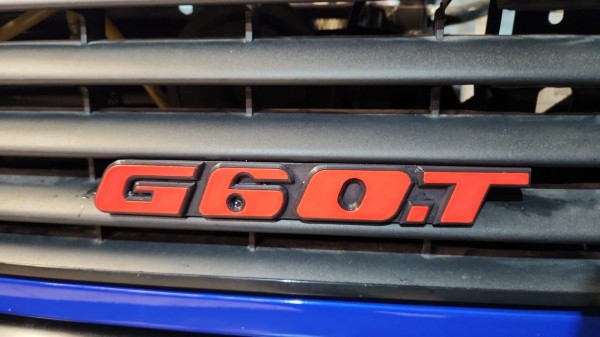 Emblem G60.T in der Farbe Rot und Schwarz aus Kunststoff für den Kühlergrill 