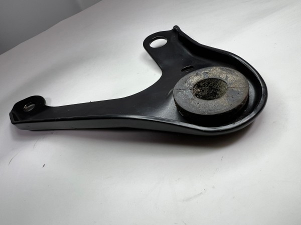 Halter Halterung am Getriebe zur befestigung für den Auspuff 