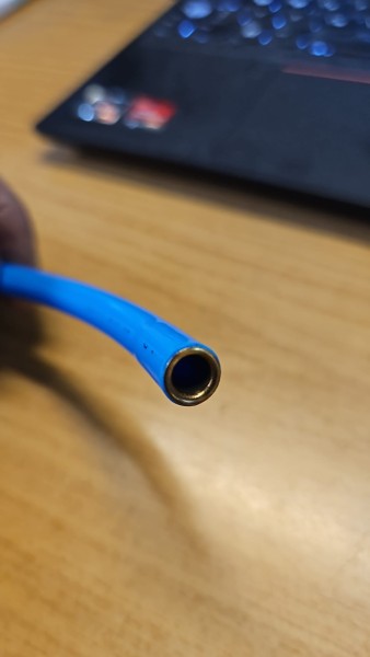 Kraftstoffleitung in blau von der Kraftstoffpumpe bis zu Motor 