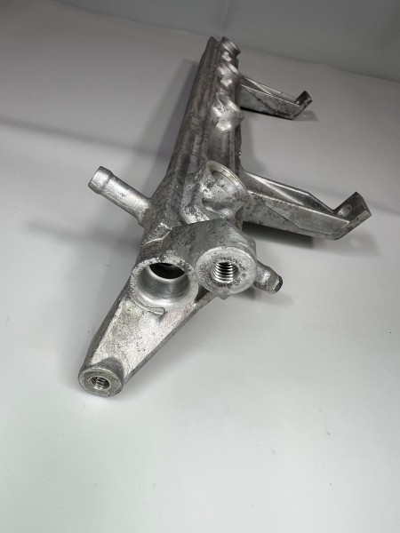 Kraftstoffverteilerrohr Polo G40 aus Aluminium original Teilenummer : 030 133 322 F 