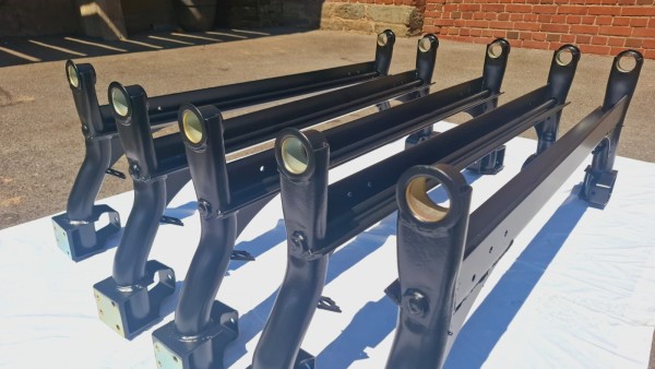 Hinterachse Polo G40 mit Stabilisator verzinkt gepulvert und Hohlraumversiegelt Die Hinterachse ist mit Stabilisator und den Gummilager für den Stabilisator