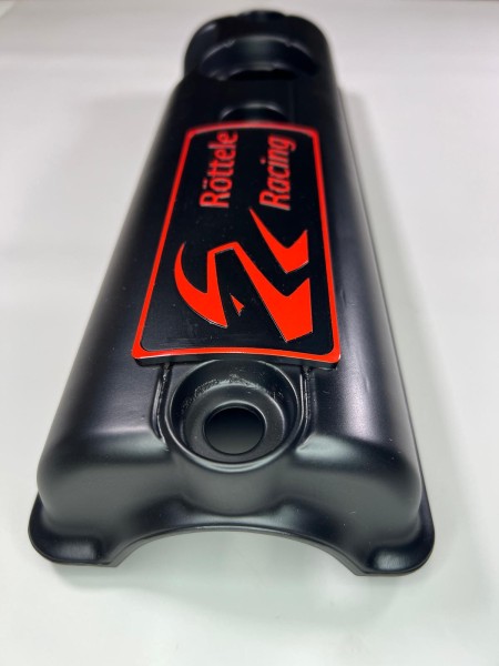 Ventildeckel Polo Hydrostößelmotor mit unserem Logo in den Farben Blau, Rot und Gelb Röttele Racing