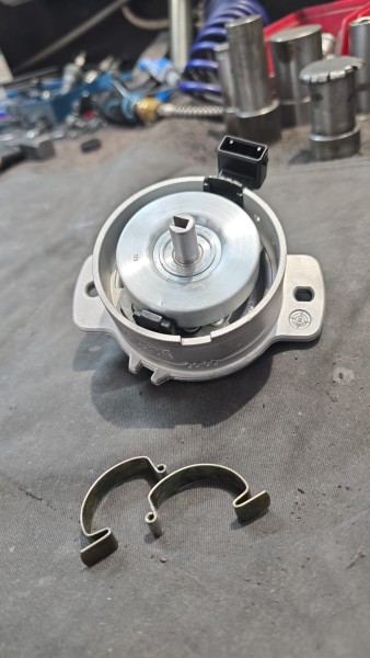 Zündverteiler für die VR6 Motoren Original VW Teilenummer am Zündverteiler : 0 237 520 052 oder 021 905 205 AF Es wird aus eurem Altteil ein neu Afgearbeiteter Zündverteiler 